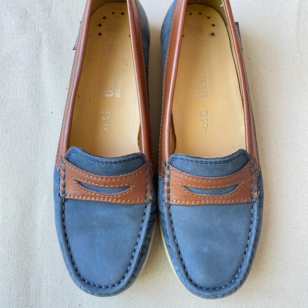 Mephitso Preppy Navy Blue and Tan Suede Boater Shoes, Very Comfortable, Size 7.